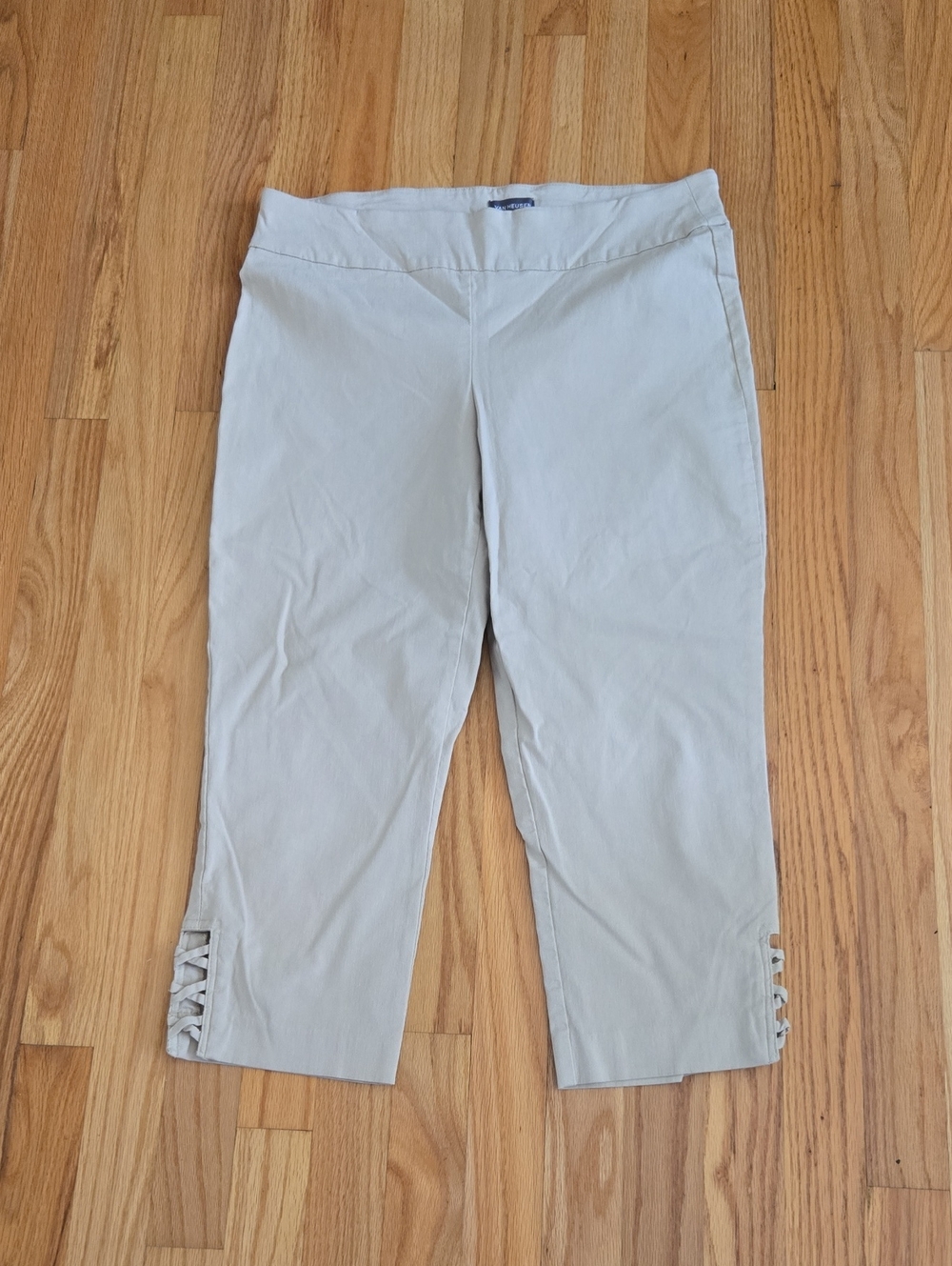 Van Heusen Size 12 Tan/cream Capri Pants with Lattice Hem
